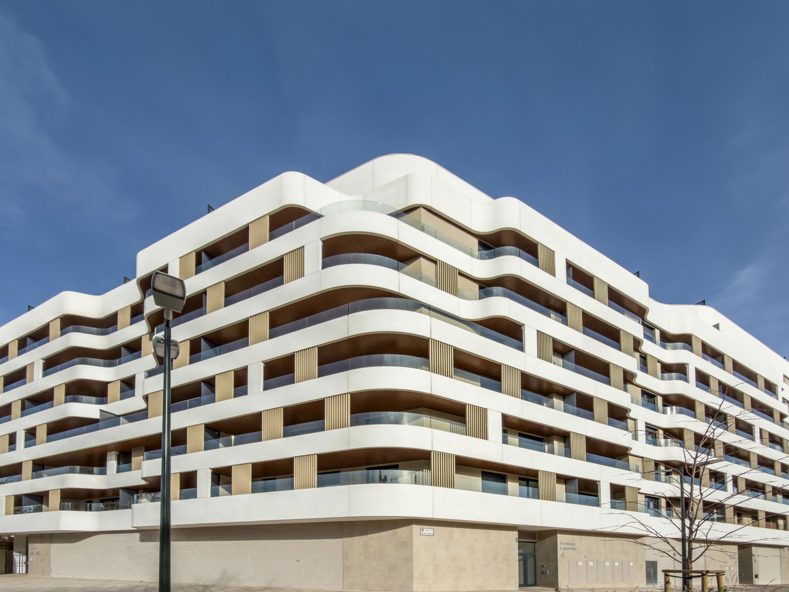 Paneles GRC curvos en S y en C en la fachada de María Agustín (Zaragoza)